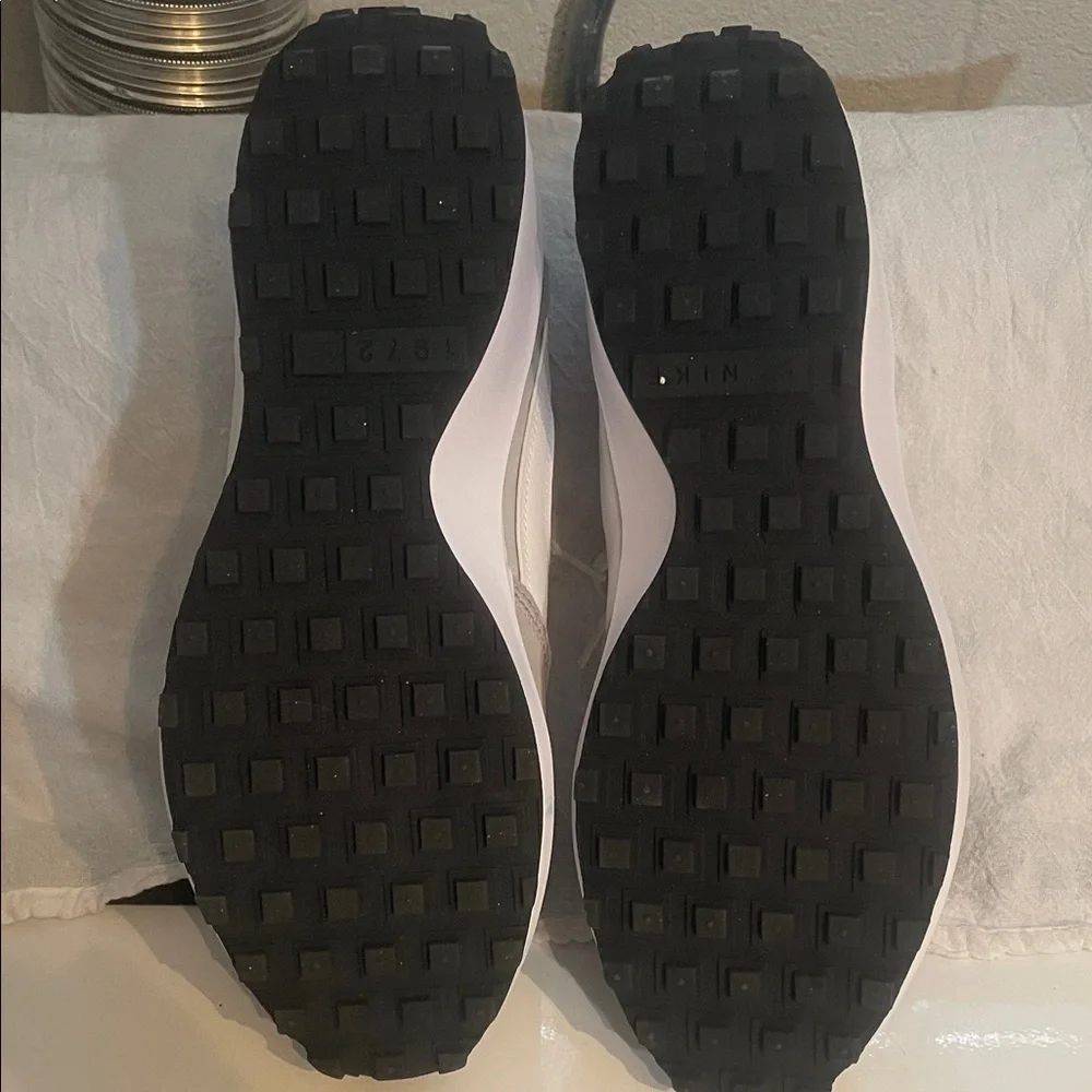 Nike Waffle Men’s Light Gray and White Sneakers - Picture 5 of 6